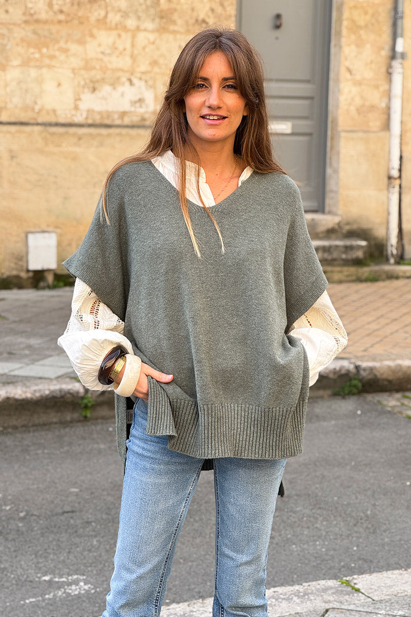 Pull moelleux kaki sans manches style poncho avec bouton sur le côté