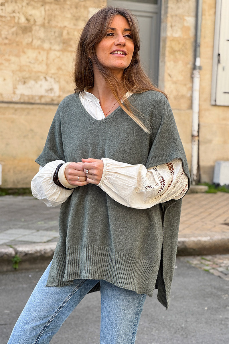 Pull moelleux kaki sans manches style poncho avec bouton sur le côté