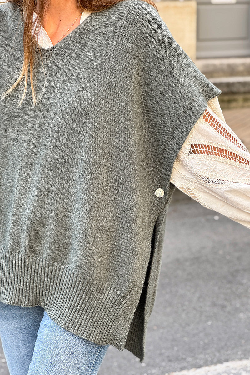 Pull moelleux kaki sans manches style poncho avec bouton sur le côté