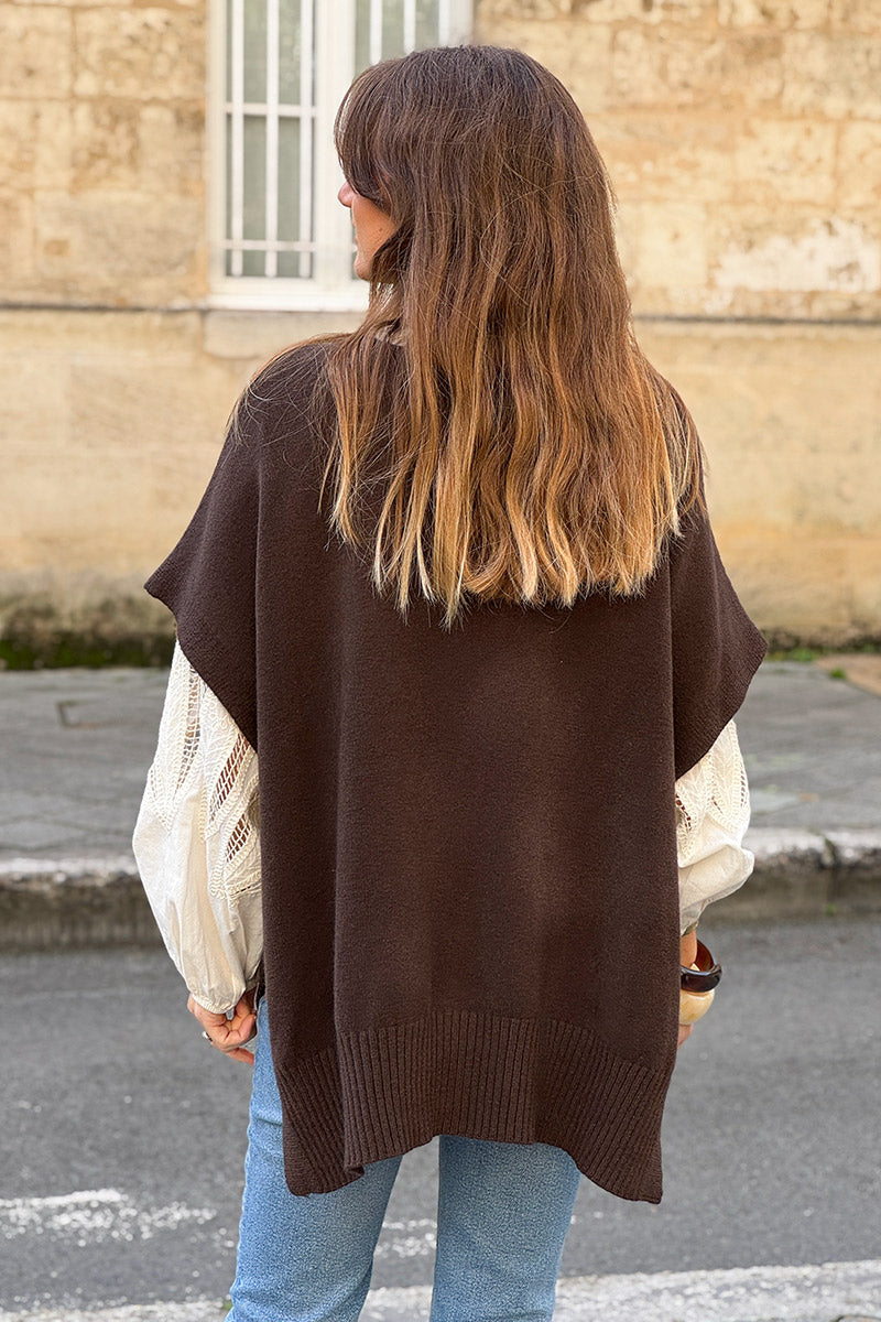 Pull moelleux marron sans manches style poncho avec bouton sur le côté