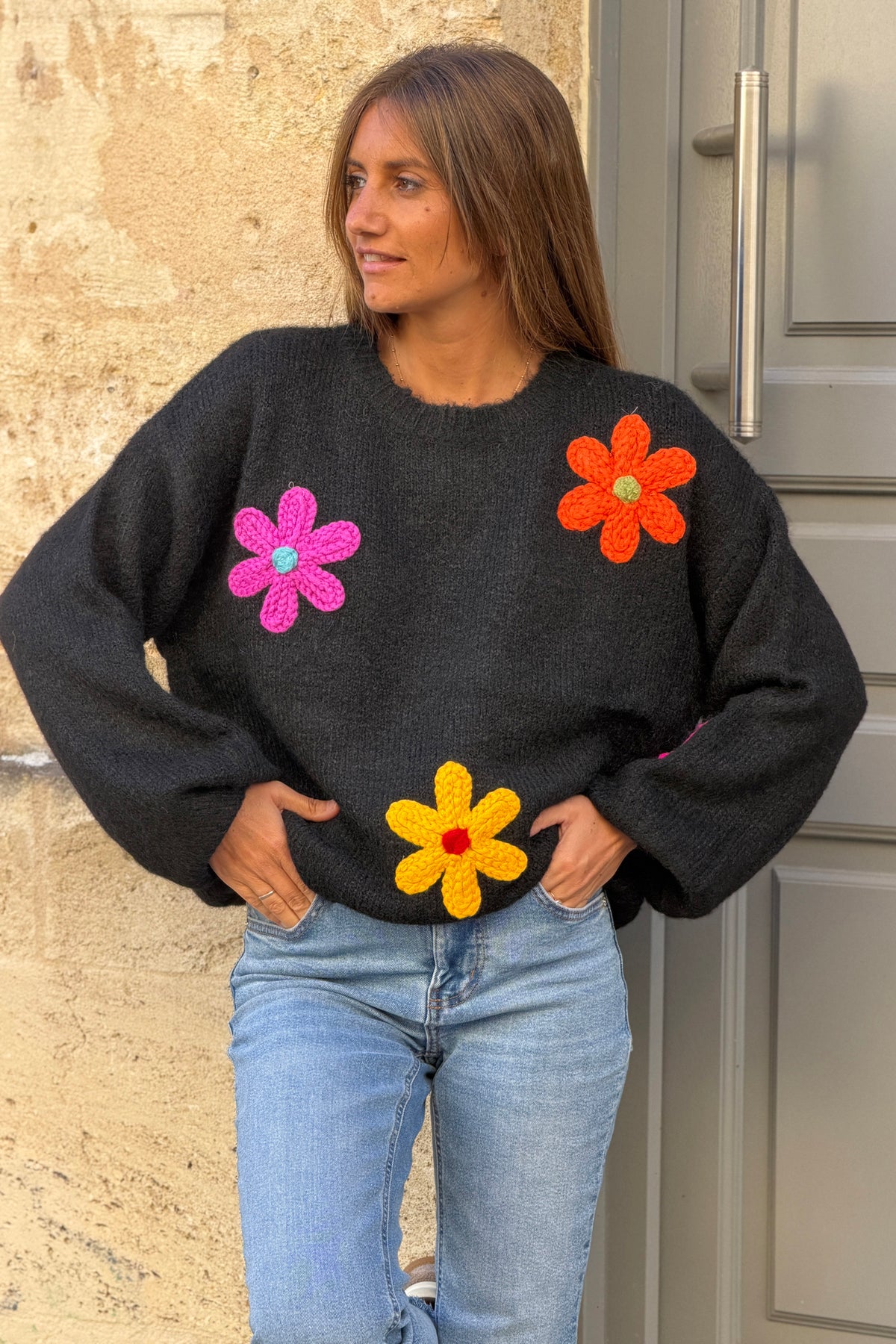 Pull noir moelleux en maille broderie grosses fleurs colorées