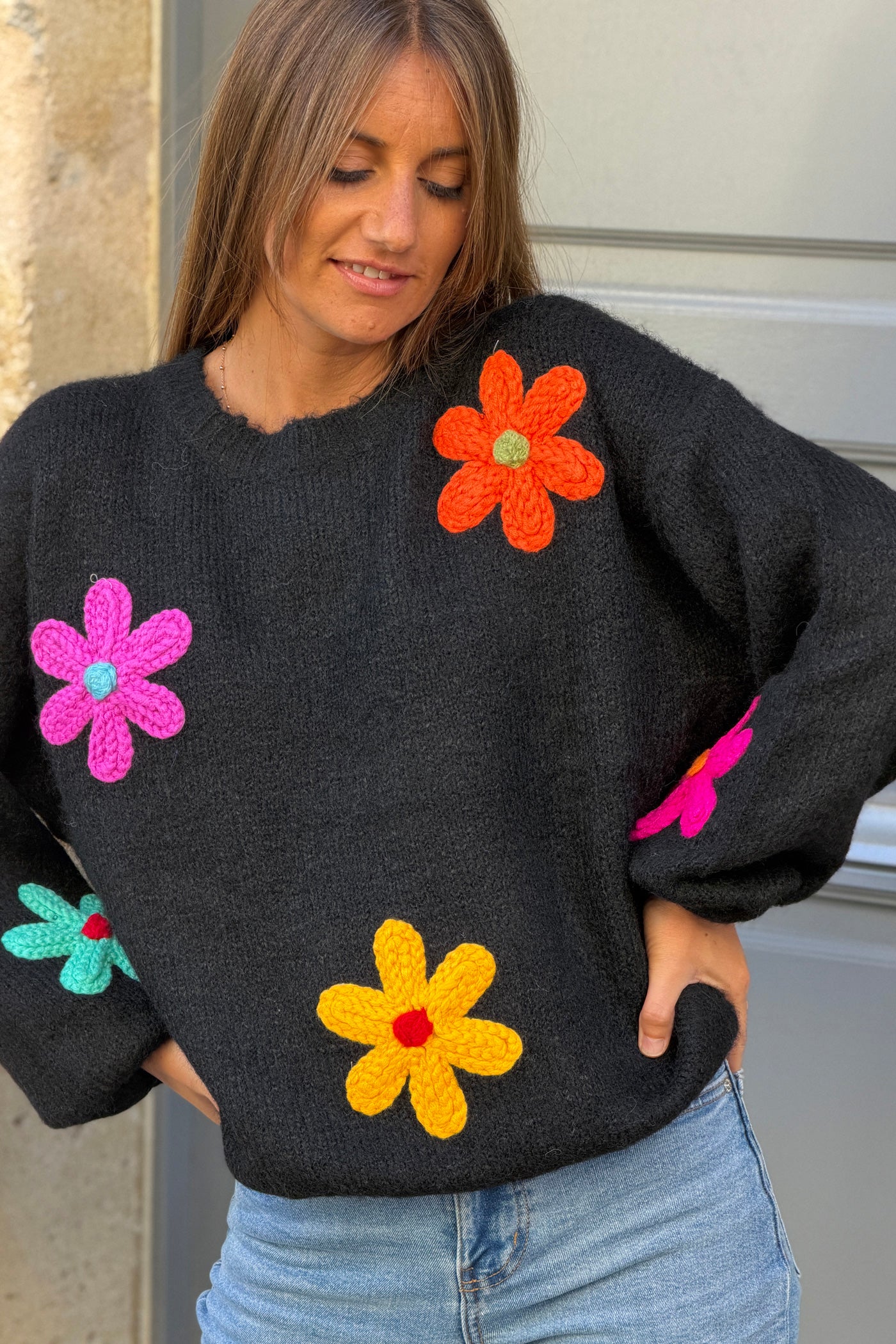 Pull noir moelleux en maille broderie grosses fleurs colorées