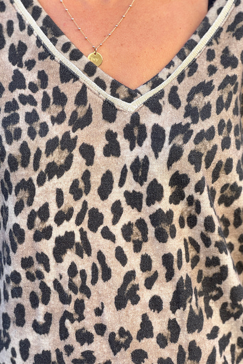 Suéter beige de lana fina con estampado de leopardo