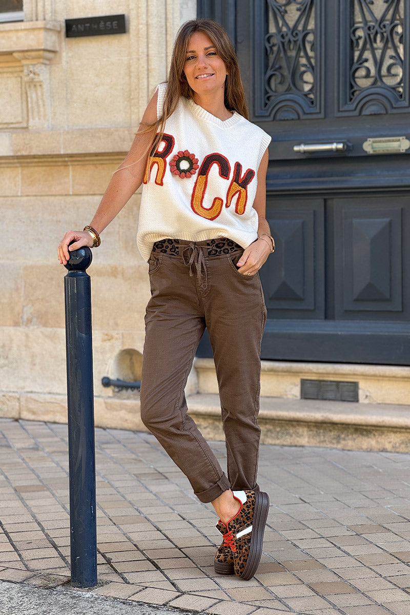 Suéter de punto sin mangas de color beige suave con bordado ROCK en tonos otoñales.