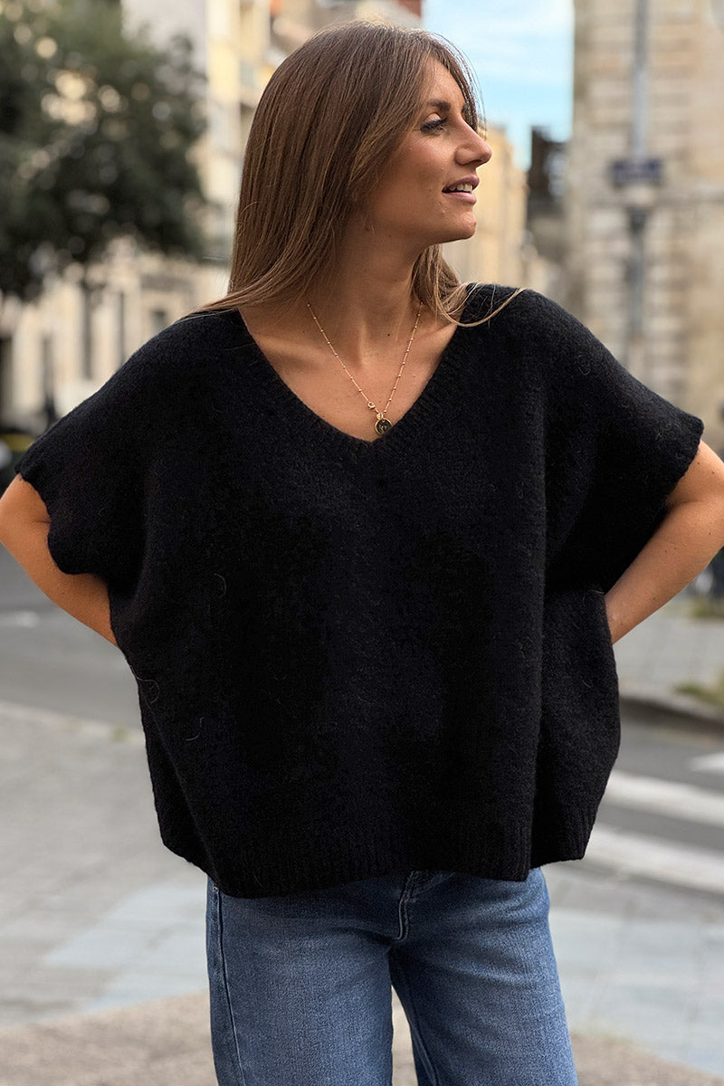 Suéter sin mangas de mohair negro, esponjoso y de gran tamaño, con cuello en V acanalado.