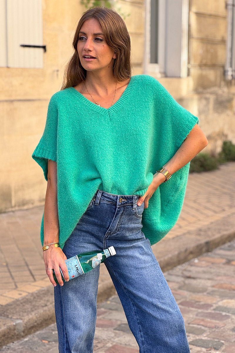 Suéter sin mangas de mohair verde menta, extragrande y esponjoso, con cuello en V acanalado.