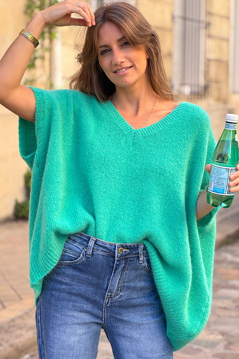 Suéter sin mangas de mohair verde menta, extragrande y esponjoso, con cuello en V acanalado.