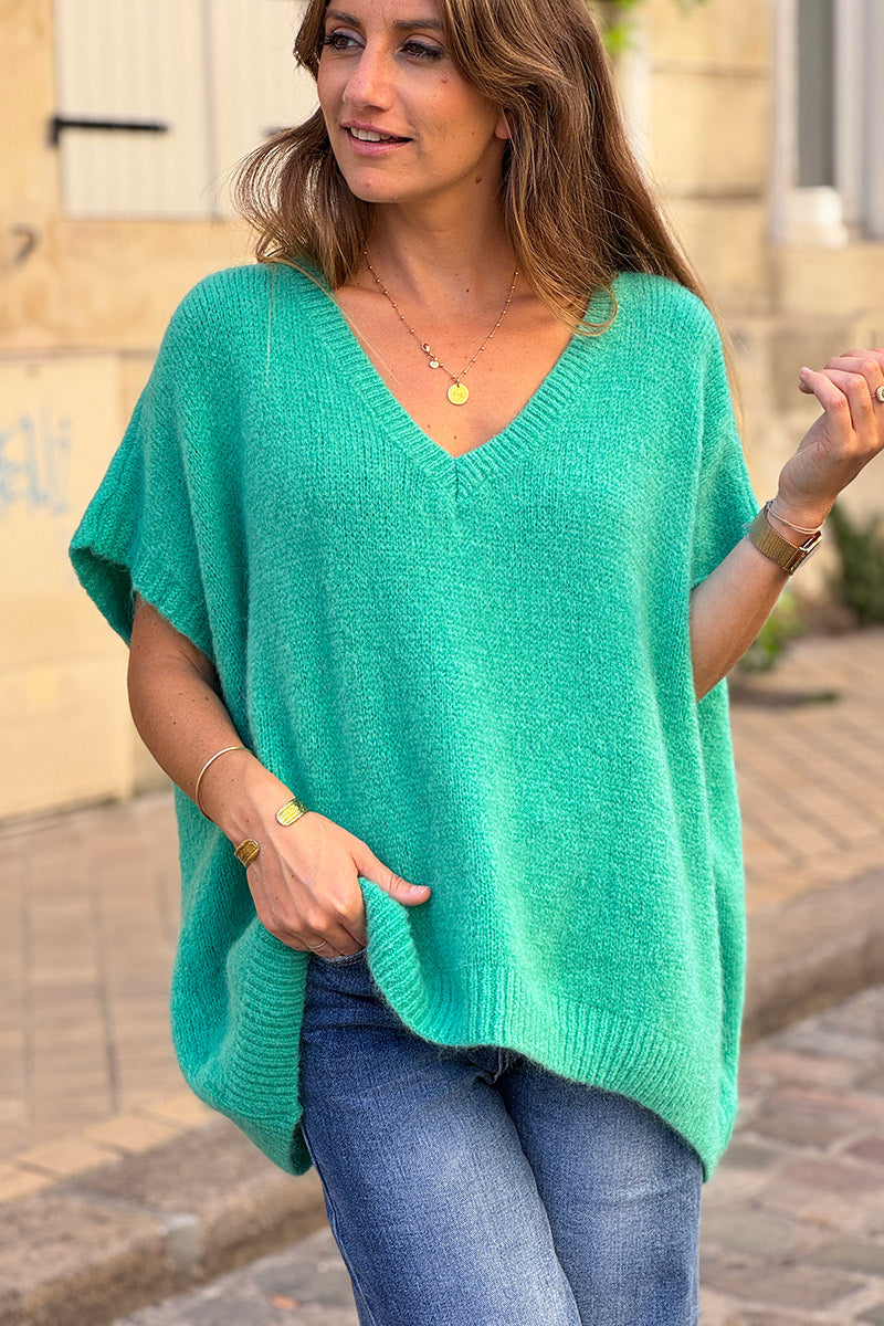 Suéter sin mangas de mohair verde menta, extragrande y esponjoso, con cuello en V acanalado.