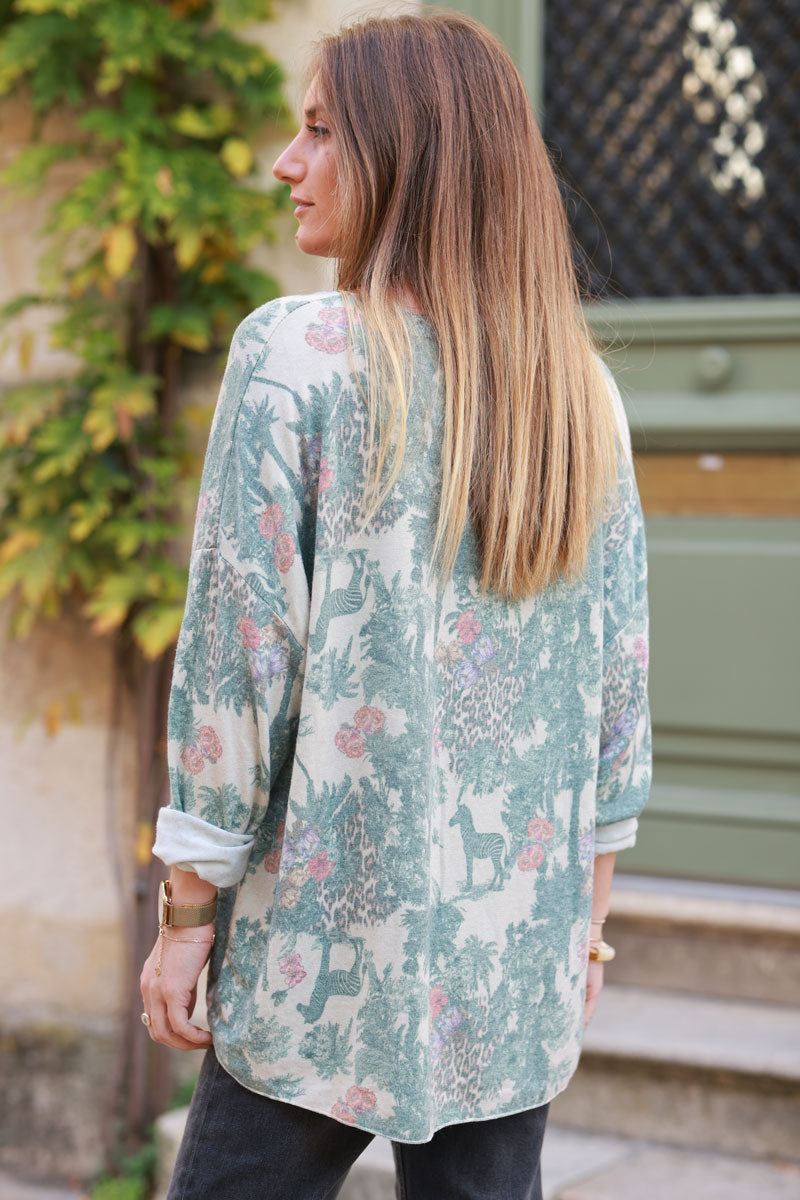 Pull tout doux col v imprimé toile de jouy jungle vert céladon