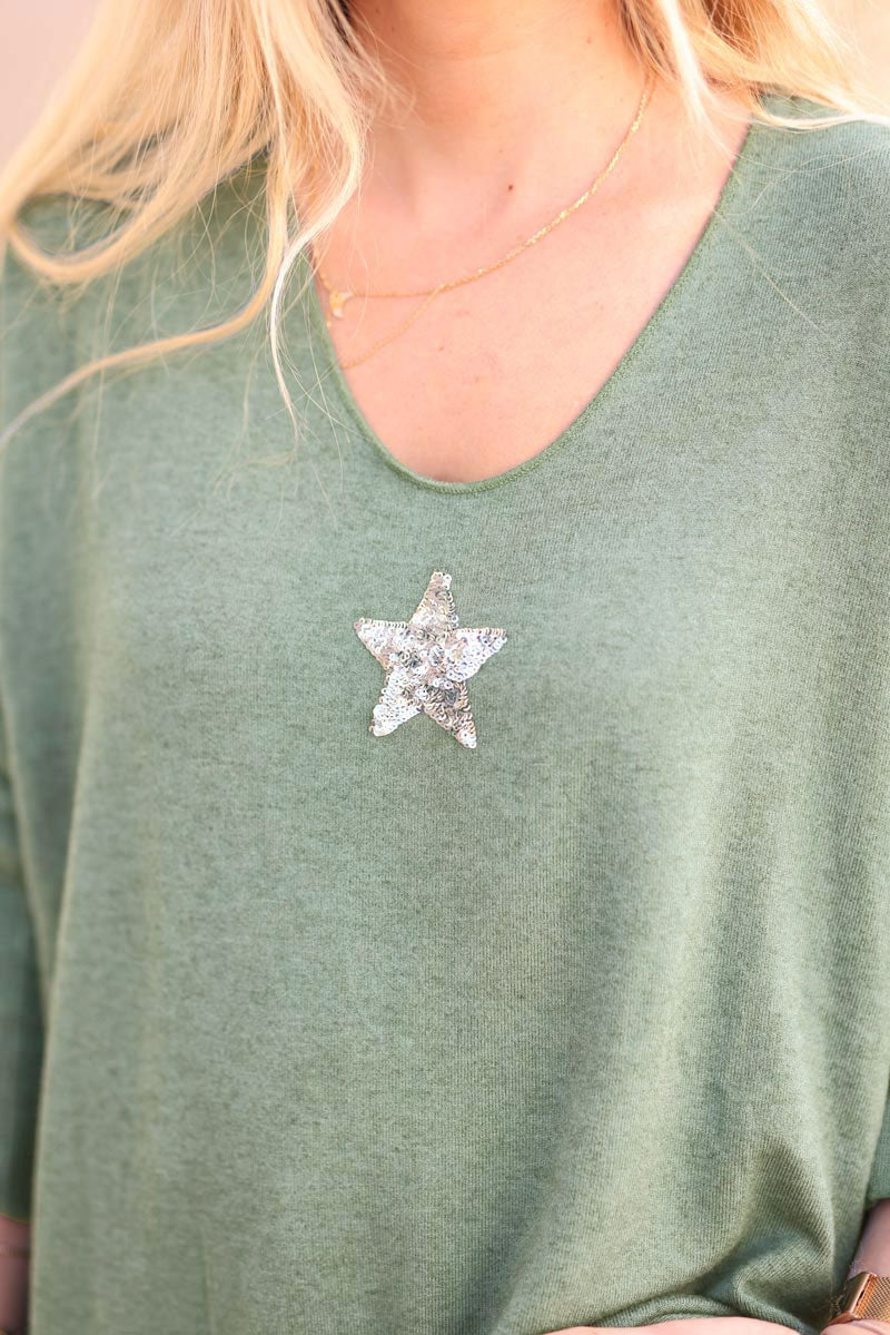 Suéter verde salvia con cuello en V, de punto suave con pequeñas estrellas de lentejuelas