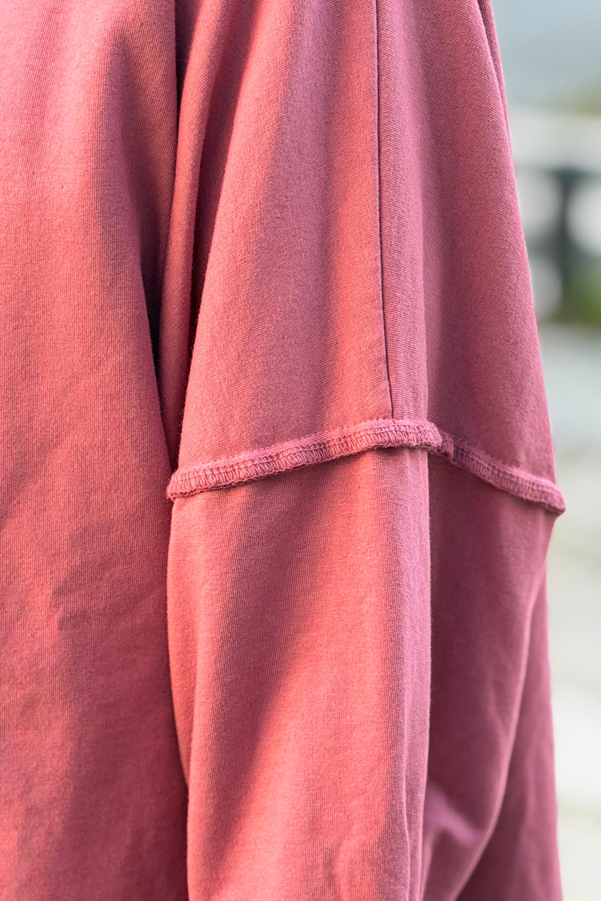 Pull vieux rose large oversize col rond en coton stretch coutures apparentes