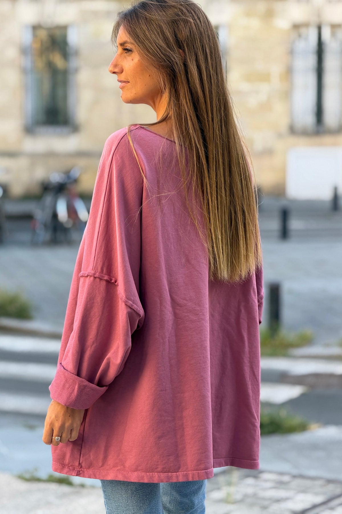 Pull vieux rose large oversize col rond en coton stretch coutures apparentes