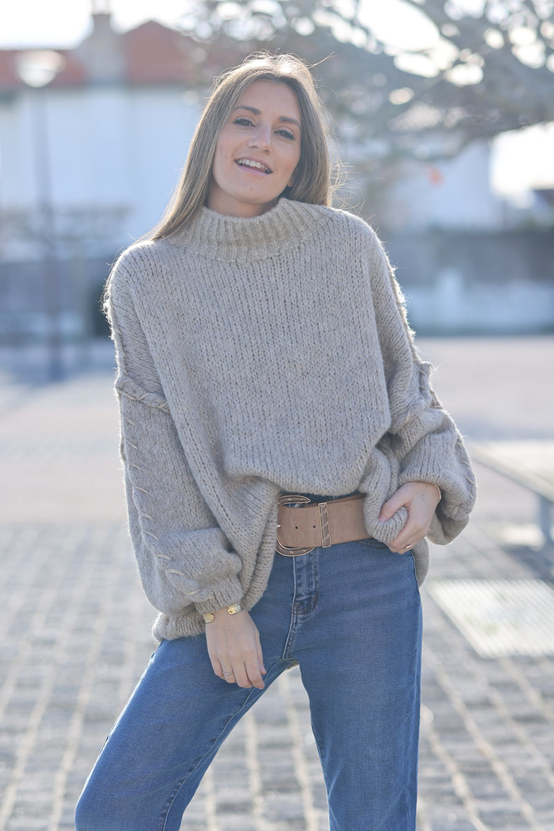 Pull large beige grosse maille col cheminée et coutures apparentes surpiqures dorées