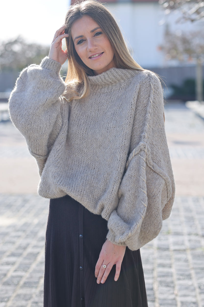 Pull large beige grosse maille col cheminée et coutures apparentes surpiqures dorées