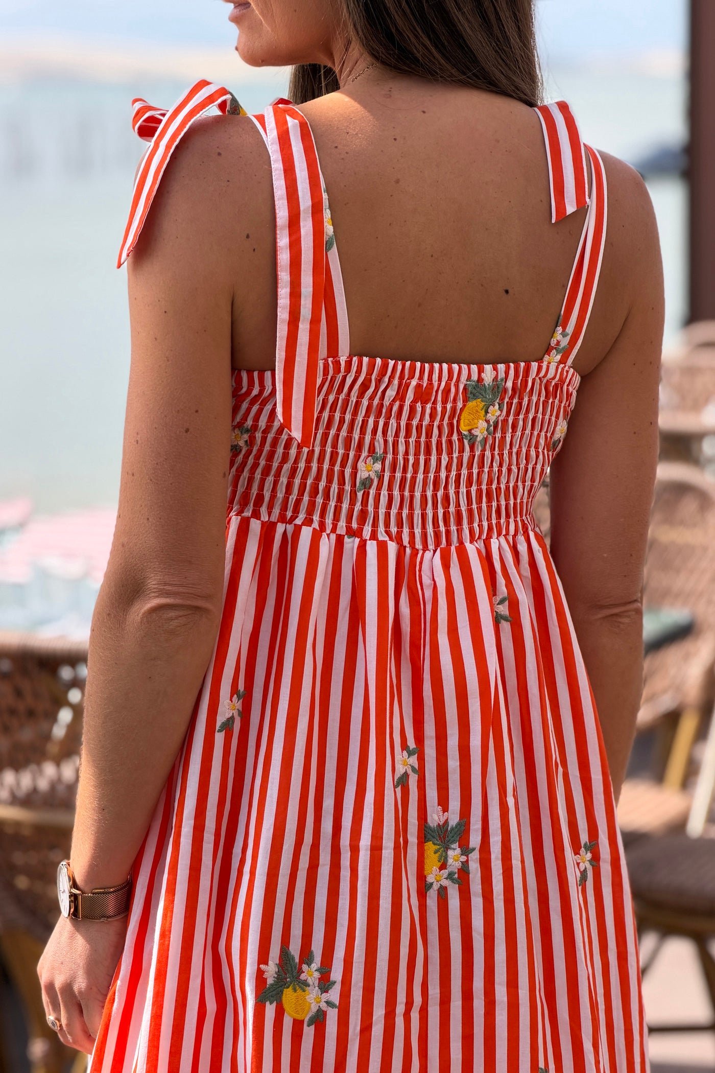 Robe à bretelles à nouer en coton rayures orange broderie fleurs et citrons