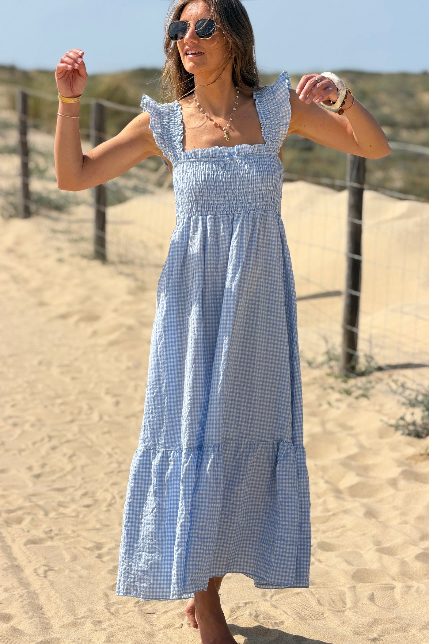 Robe à bretelles imprimé carreaux vichy bleus col élastique smocke