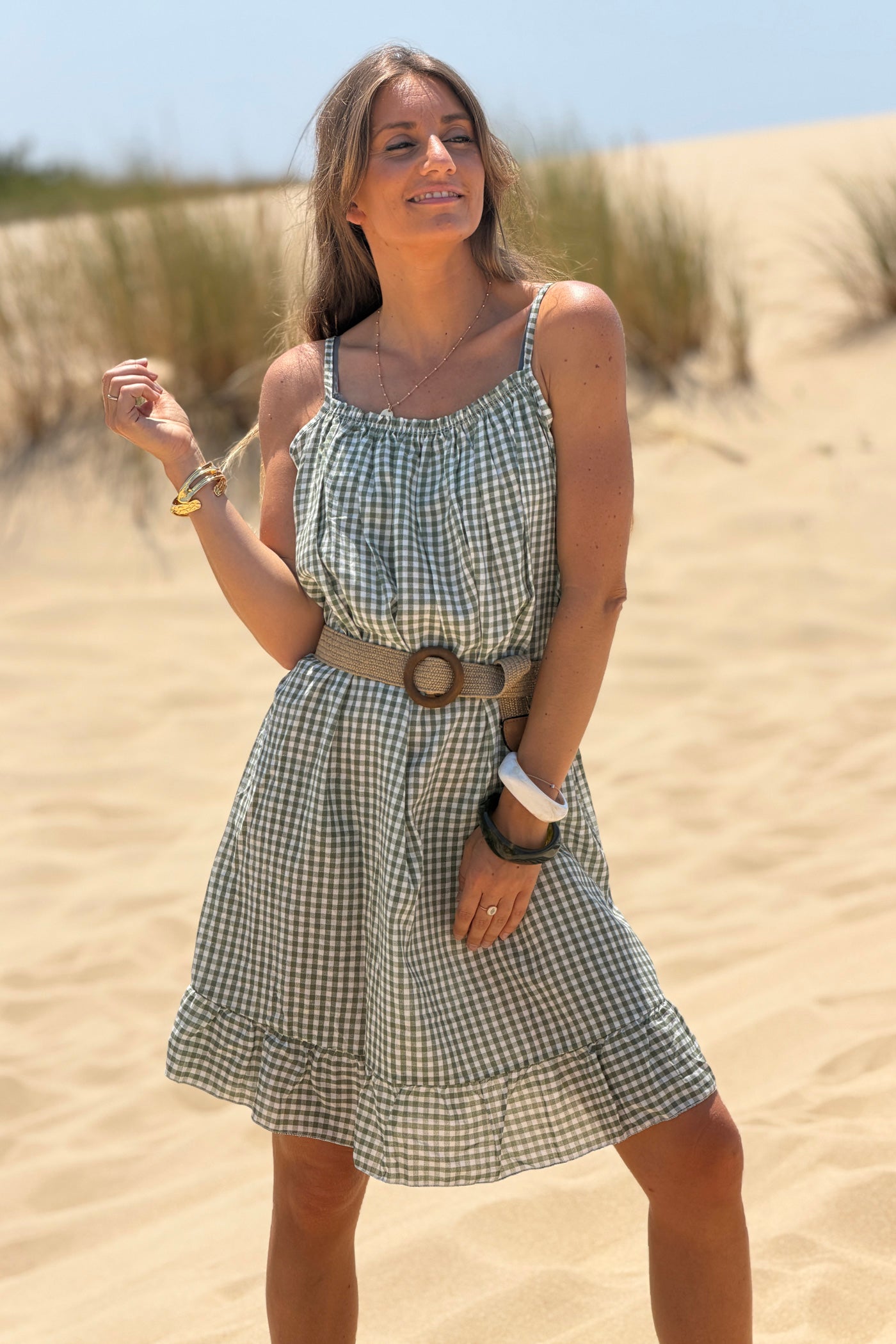 Robe à bretelles motif carreaux kaki vichy col élastique bas volant