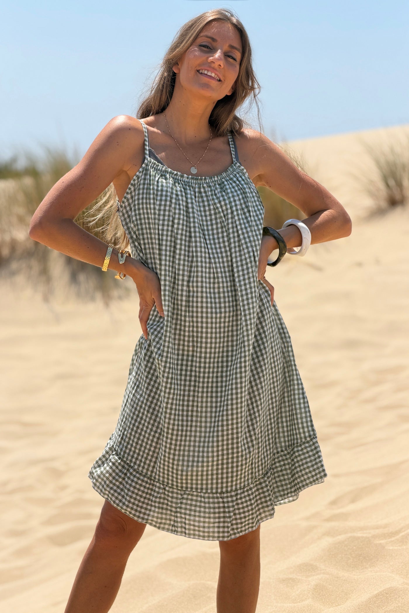 Robe à bretelles motif carreaux kaki vichy col élastique bas volant