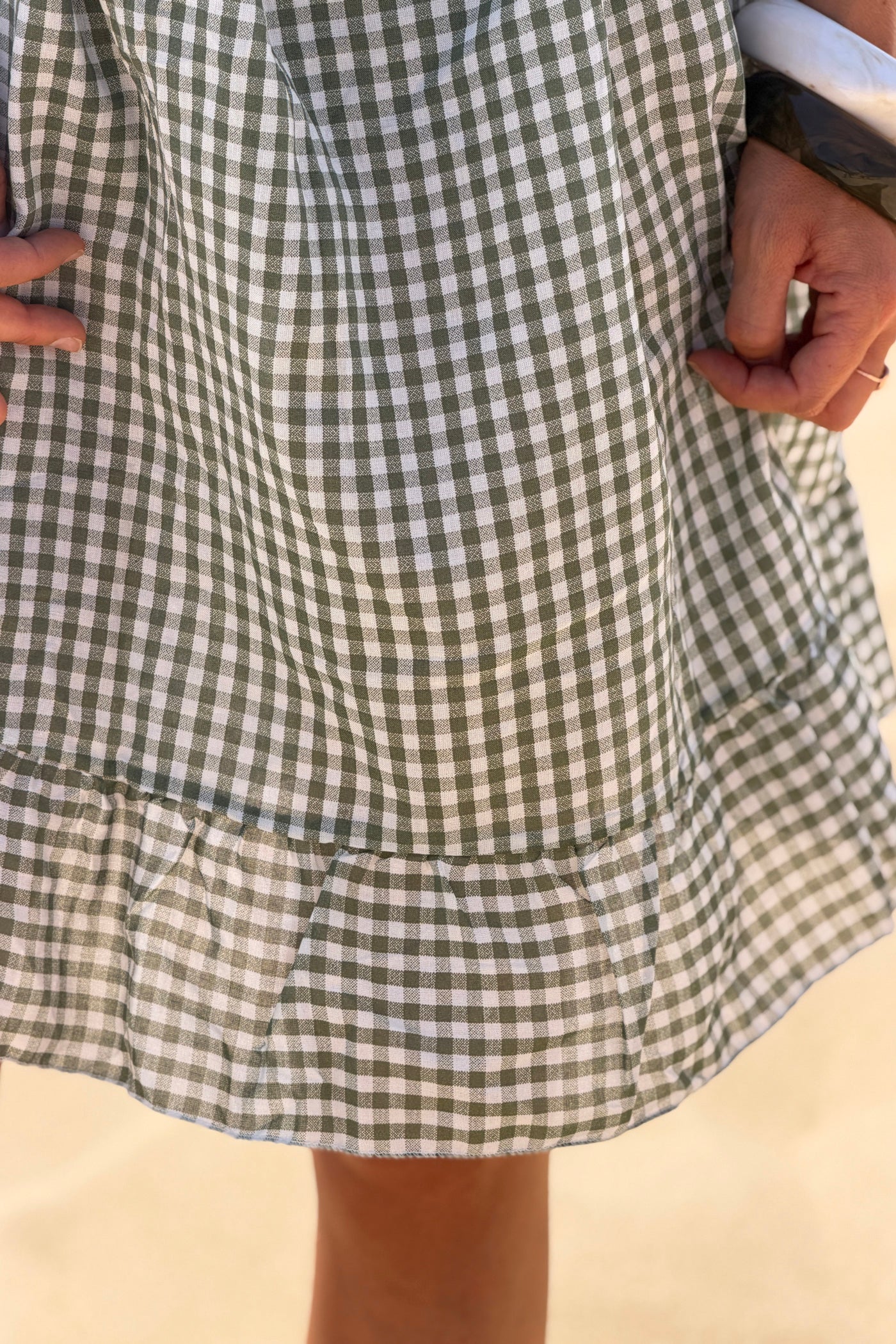 Robe à bretelles motif carreaux kaki vichy col élastique bas volant