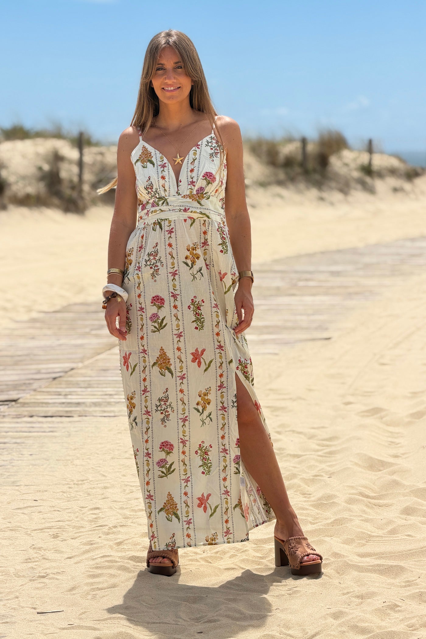 Robe beige à bretelles en coton imprimé rayures fleurs aquarelle pastel