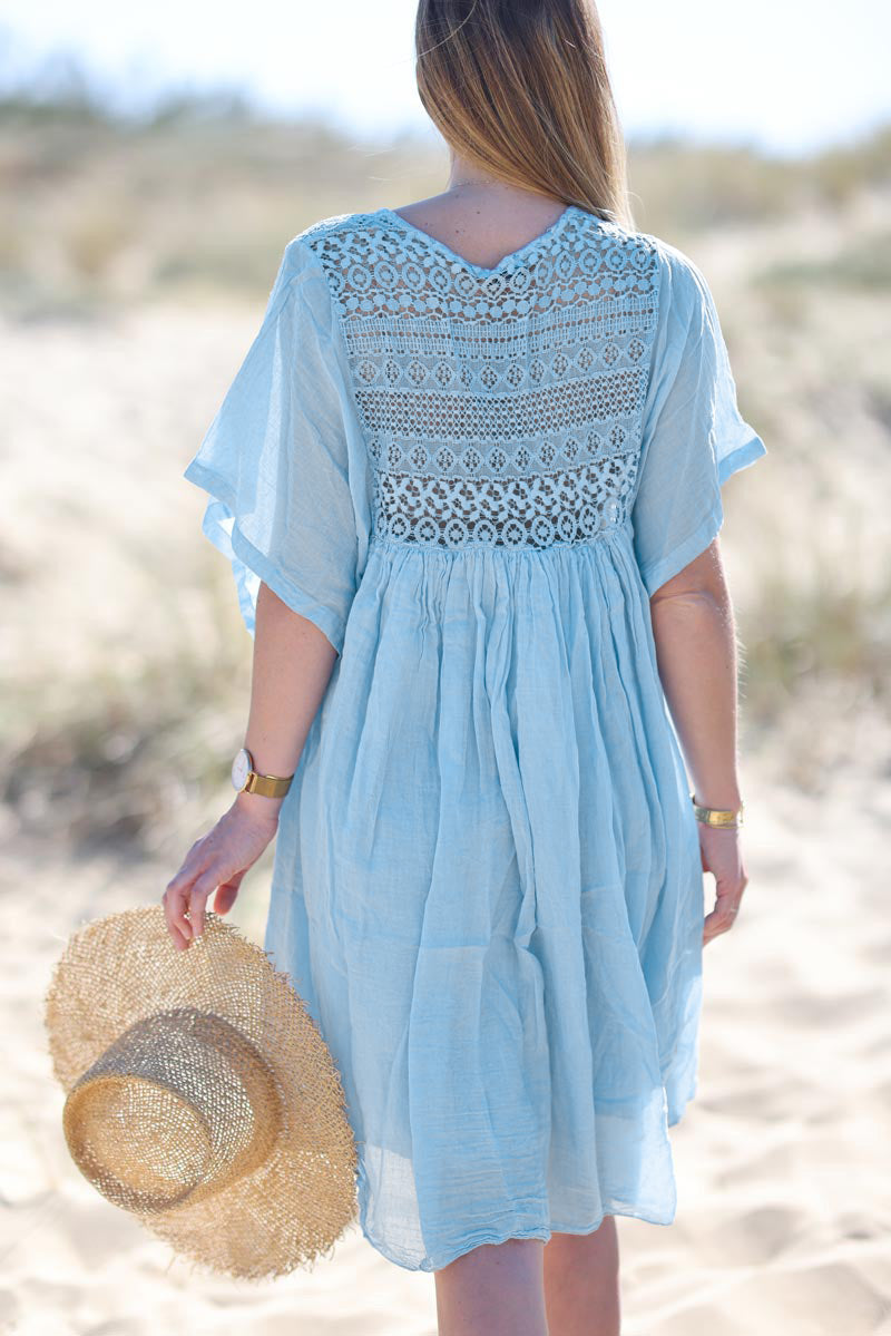 Robe bleu ciel légère voile de coton haut dentelle