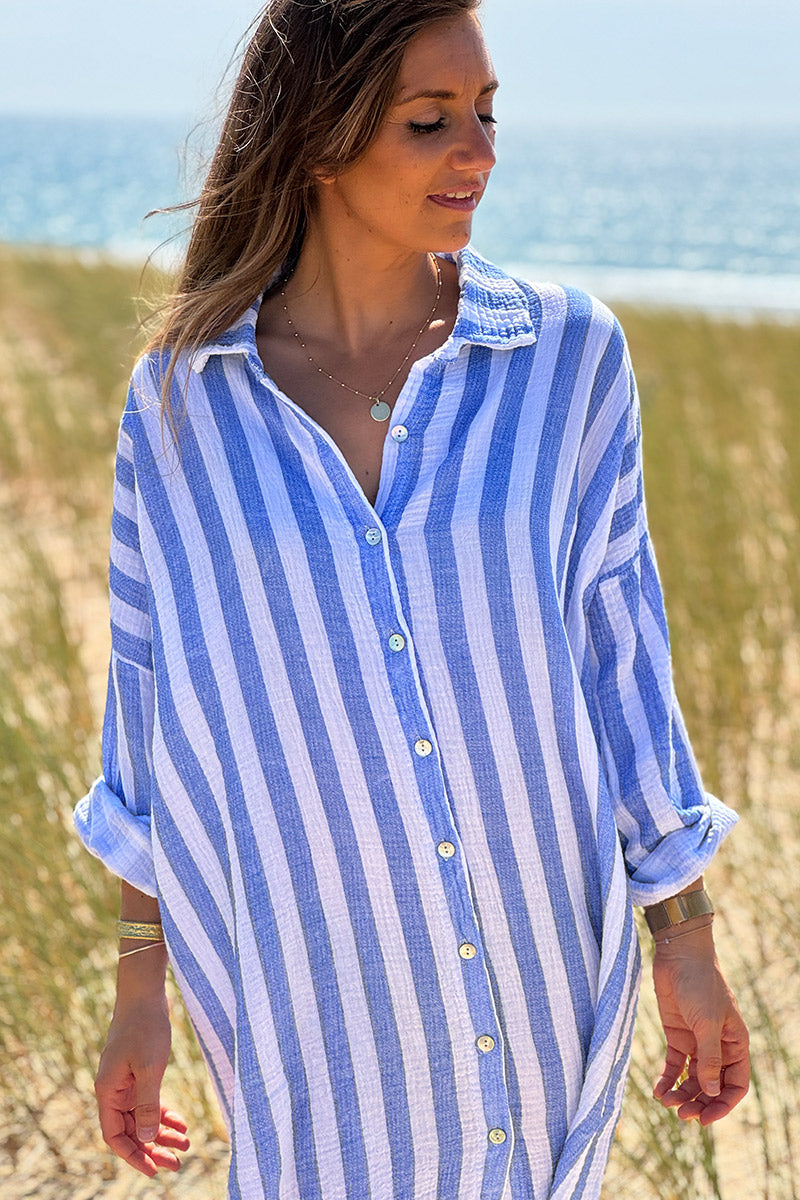 Vestido camisero de gasa de algodón blanco con rayas azules