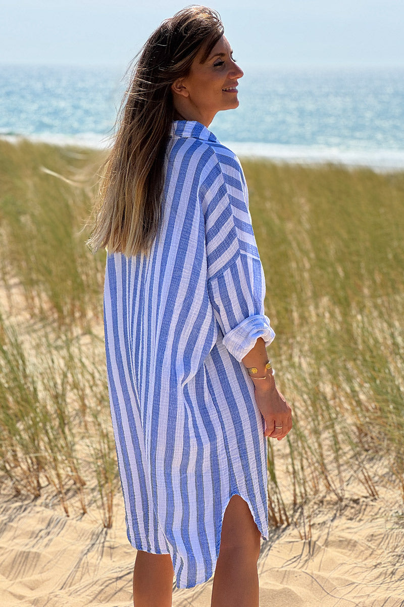 Vestido camisero de gasa de algodón blanco con rayas azules