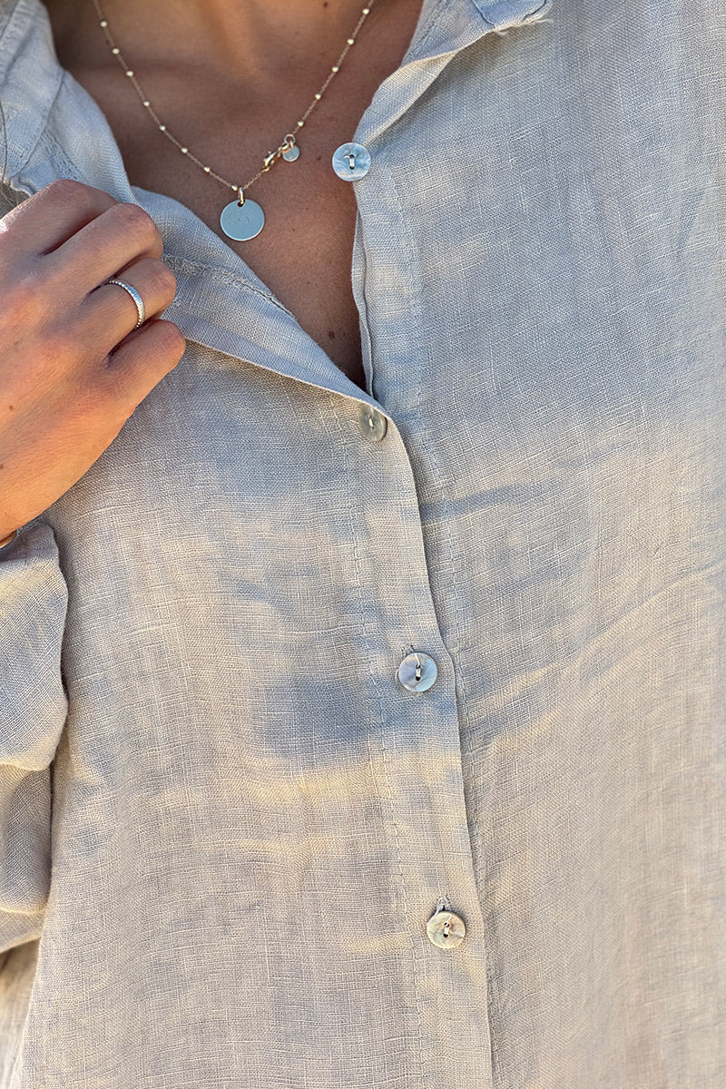 Robe chemise grège en lin avec poches sur les côtés boutons nacrés
