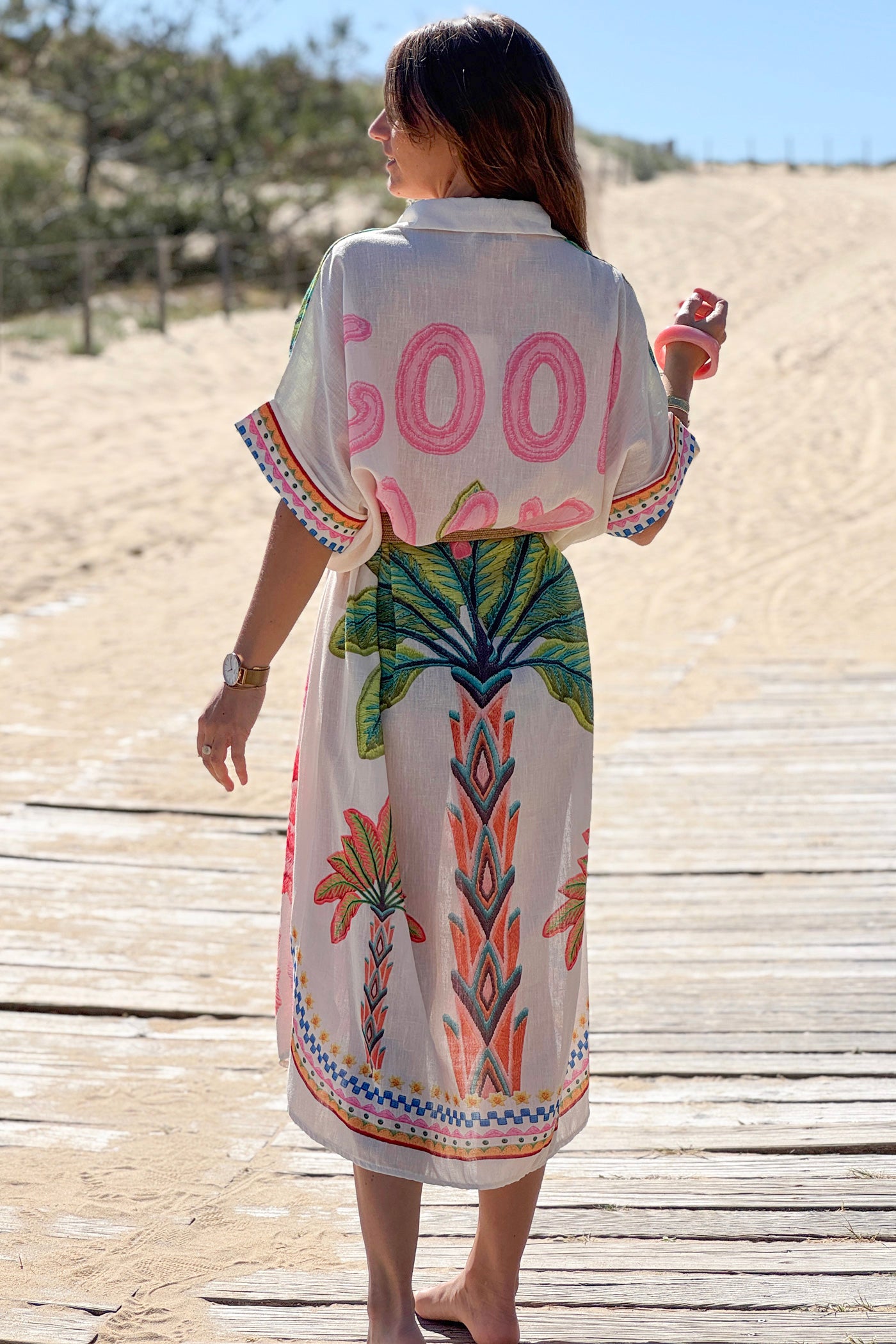 Robe chemise longue et large beige imprimé flamant rose et fleurs effet broderie