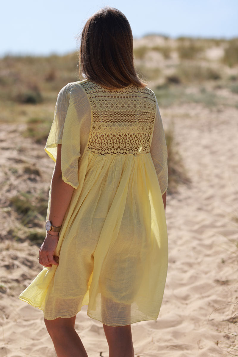 Robe jaune pâle légère voile de coton haut dentelle