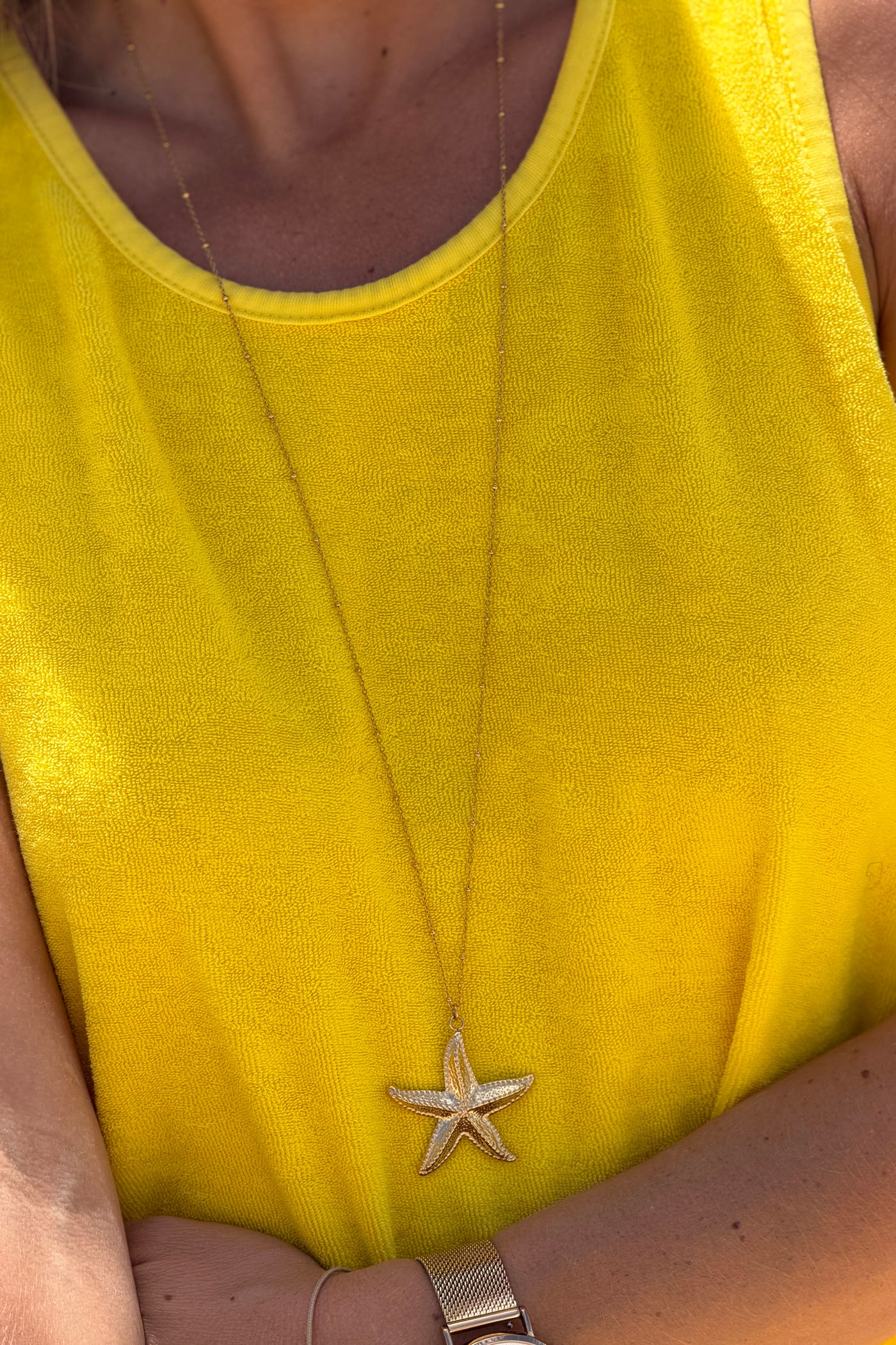 Robe débardeur en éponge jaune nœud tresse dans le dos décolleté