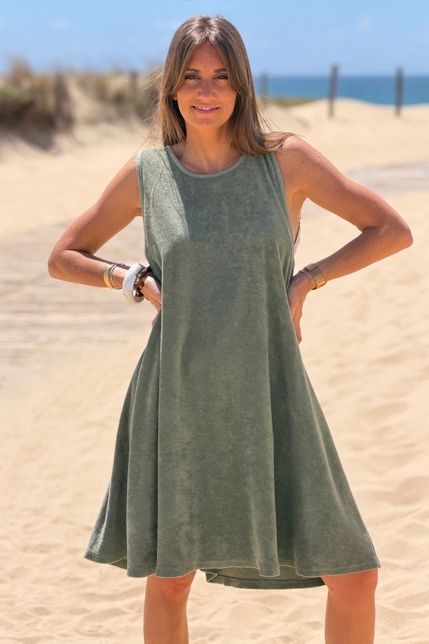 Robe débardeur en éponge kaki nœud tresse dans le dos décolleté