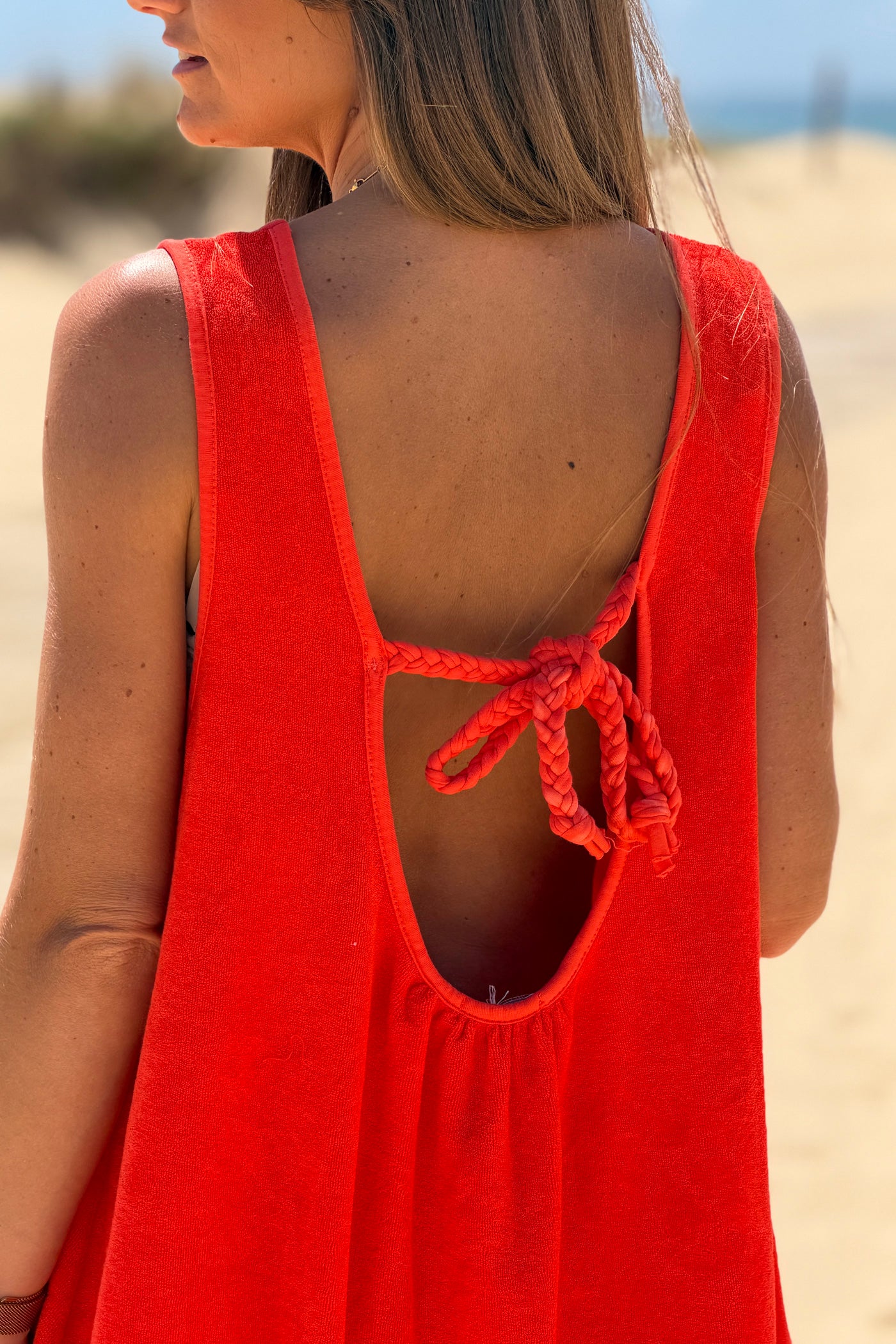 Robe débardeur en éponge orange nœud tresse dans le dos décolleté