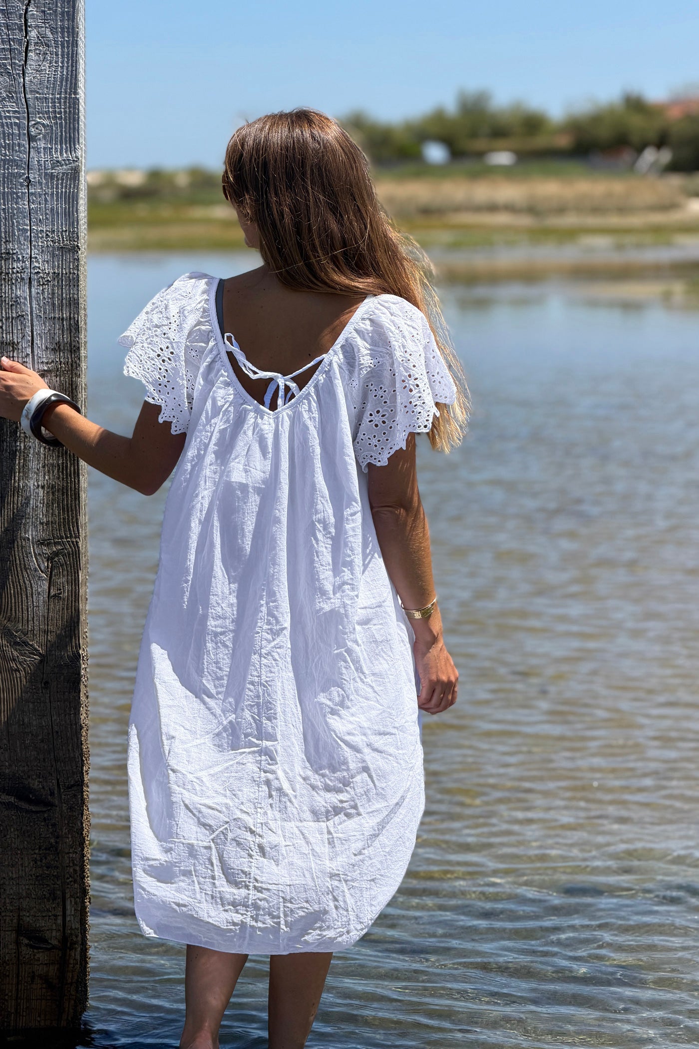 Robe en coton doublée blanche manches broderie anglaise col v nœud dos