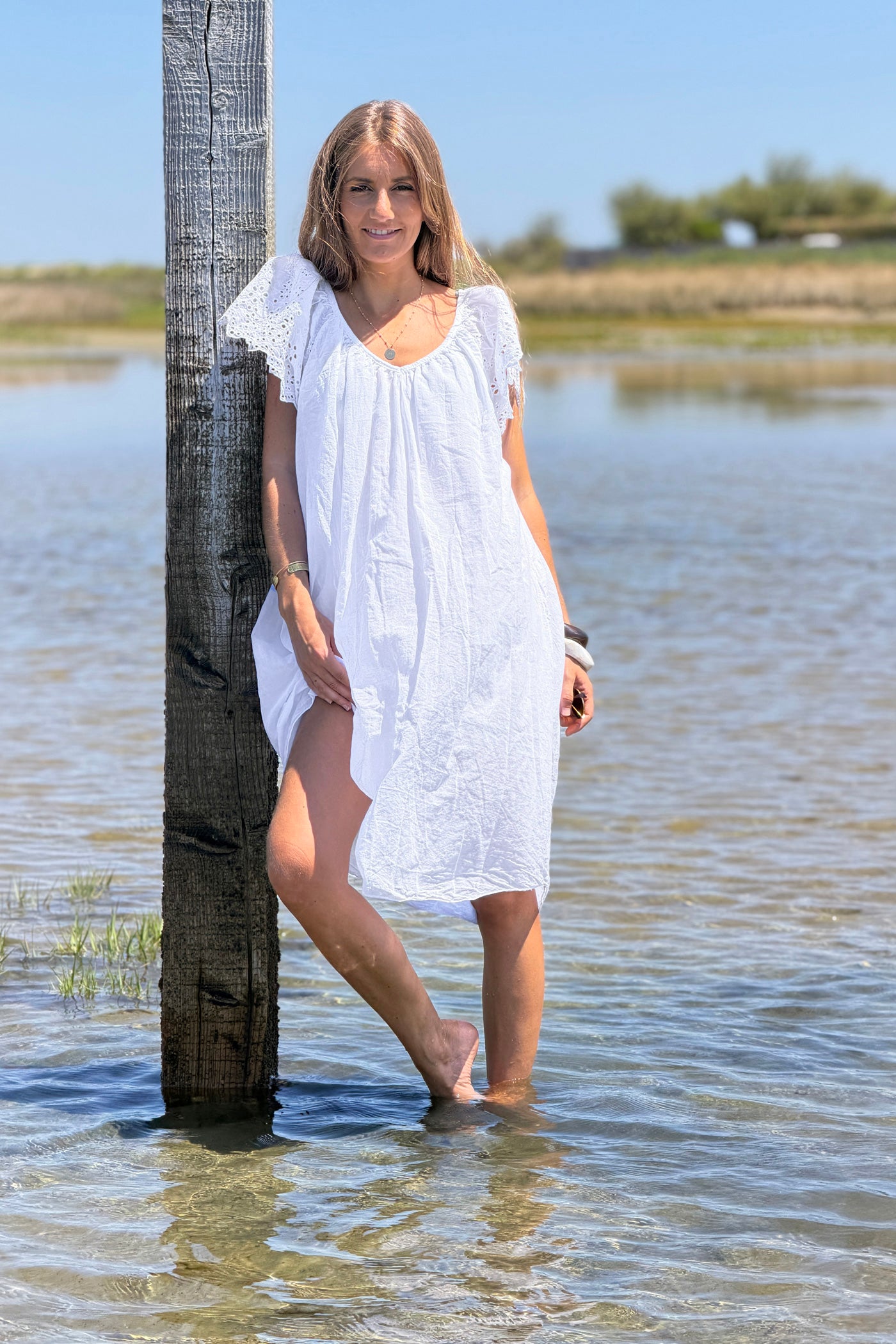 Robe en coton doublée blanche manches broderie anglaise col v nœud dos