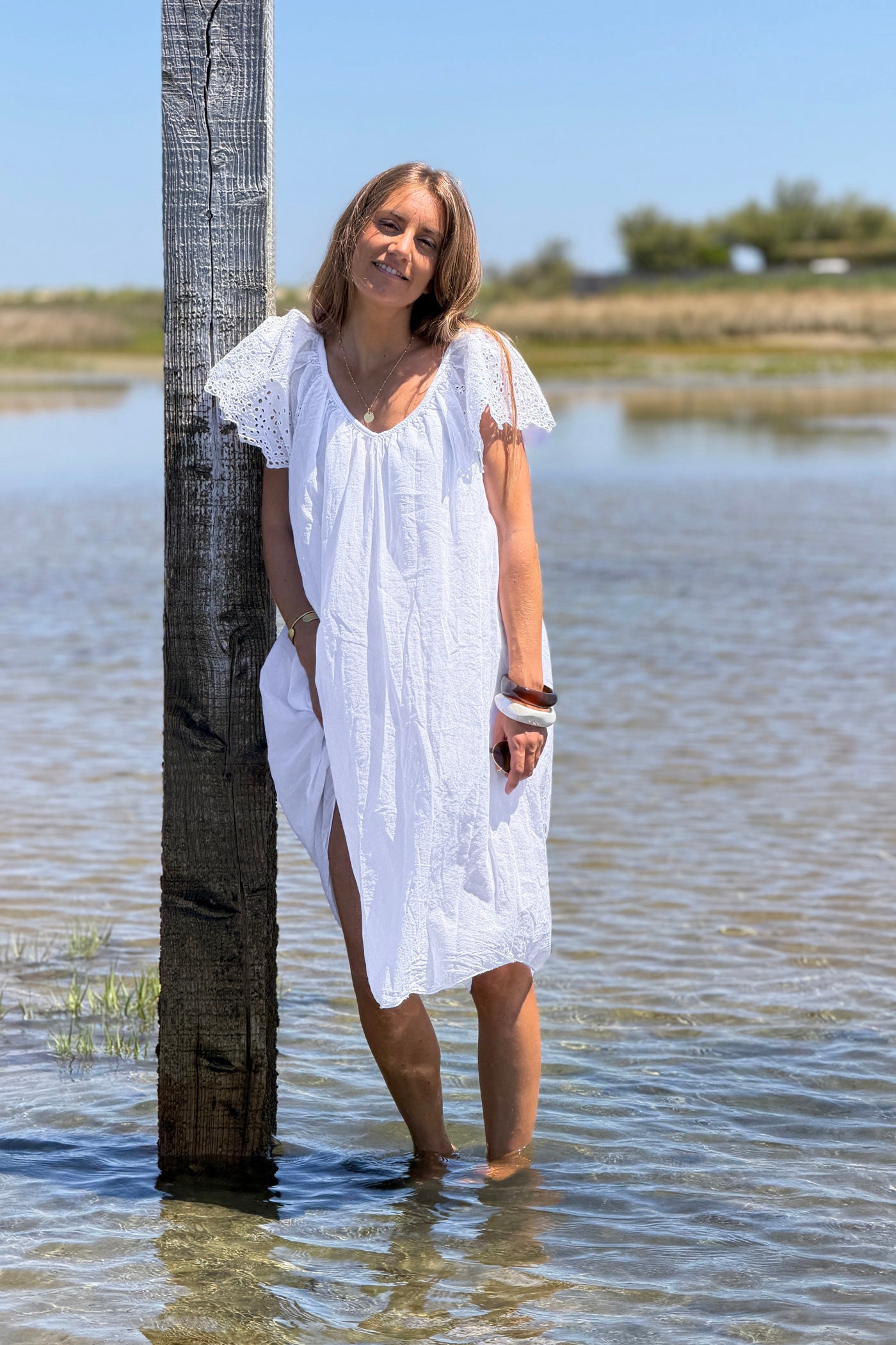 Robe en coton doublée blanche manches broderie anglaise col v nœud dos