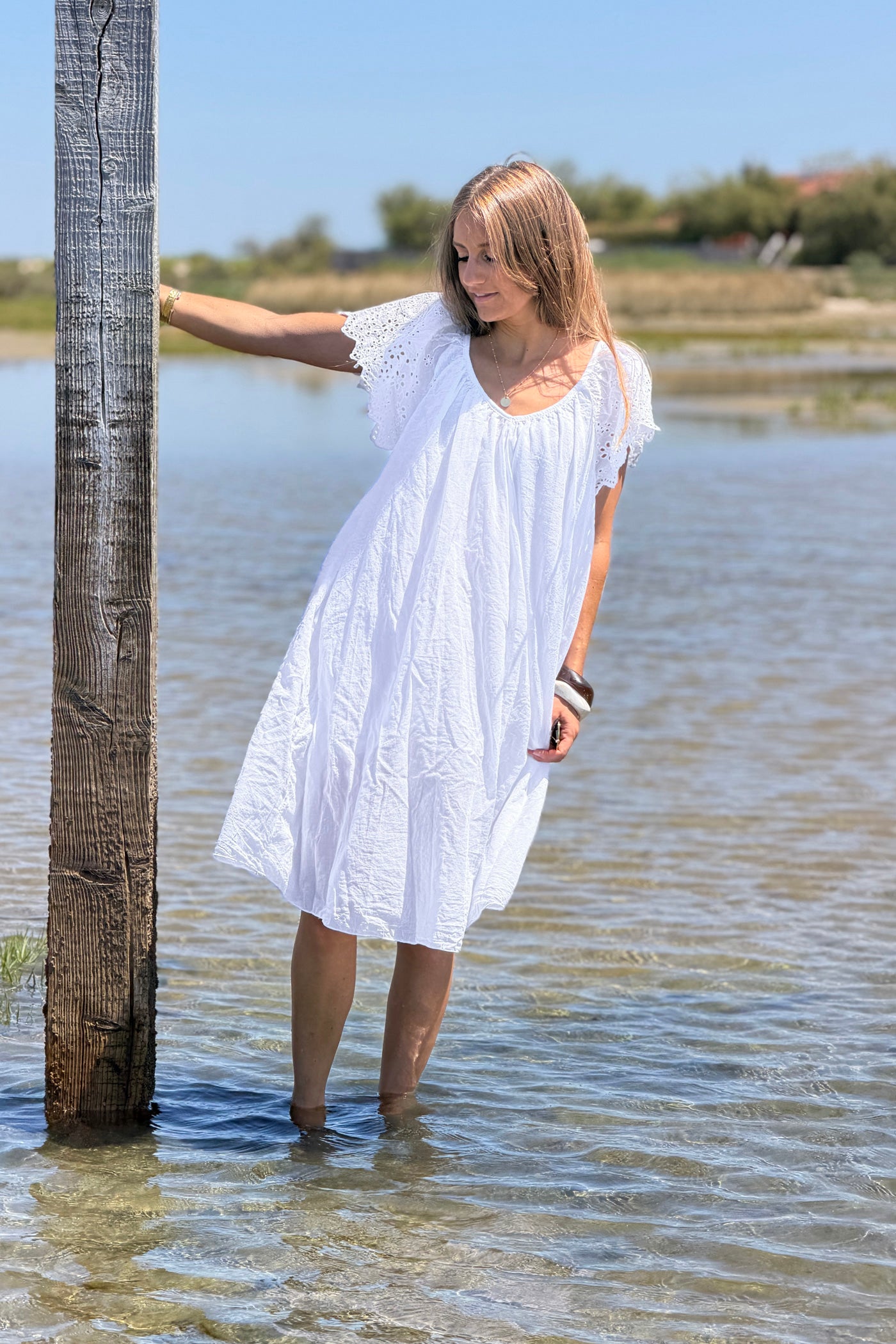 Robe en coton doublée blanche manches broderie anglaise col v nœud dos