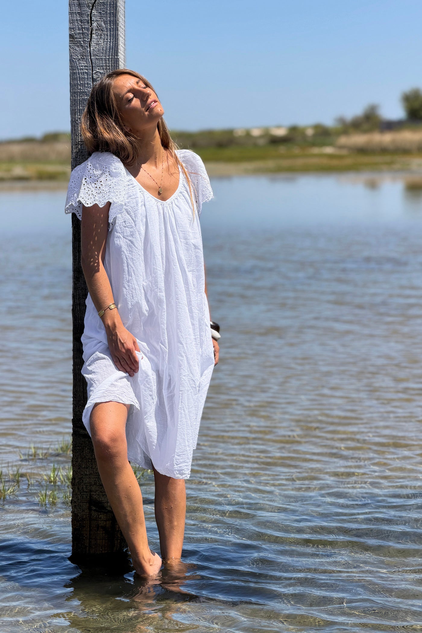 Robe en coton doublée blanche manches broderie anglaise col v nœud dos