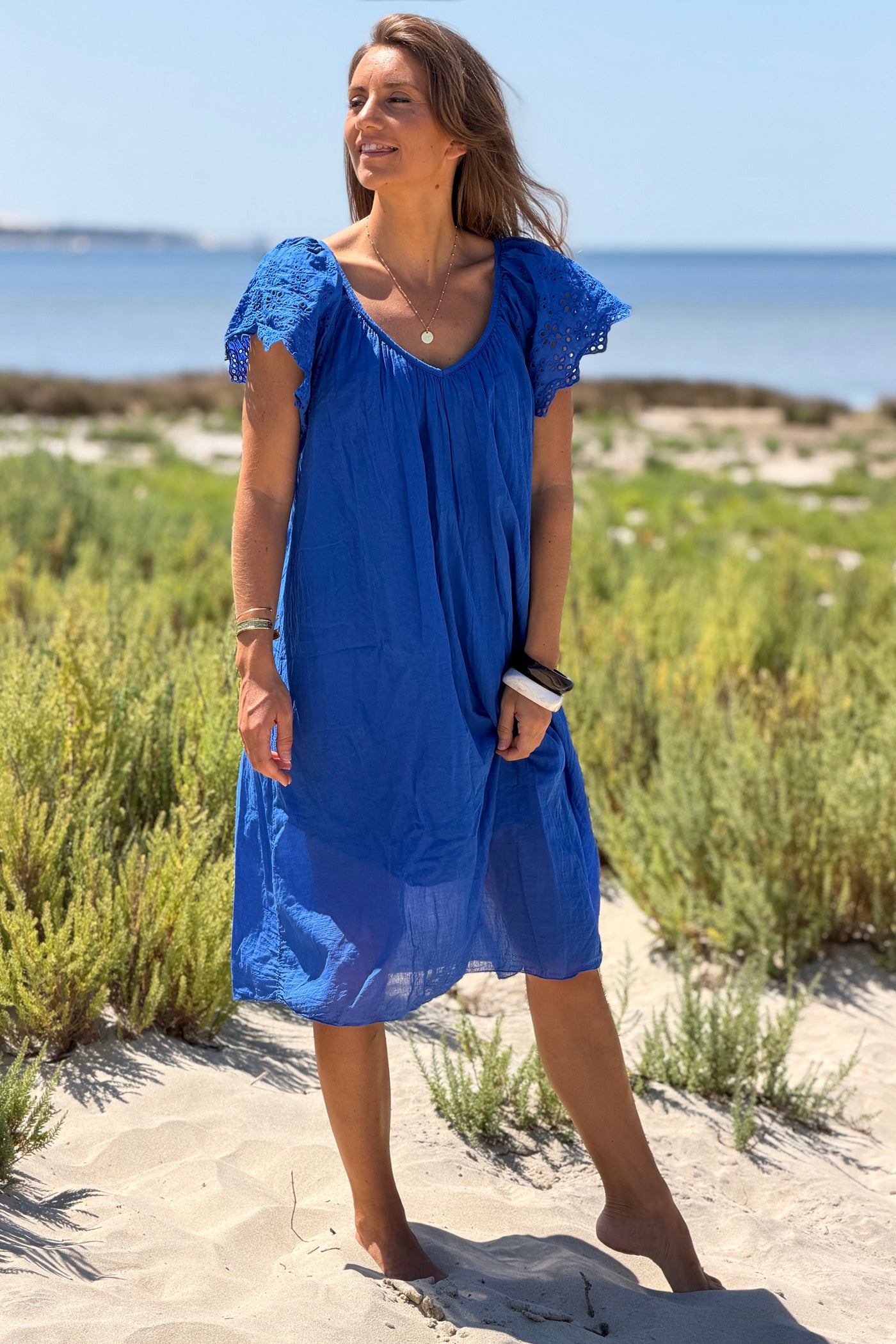 Robe en coton doublée bleu roi manches broderie anglaise col v nœud dos