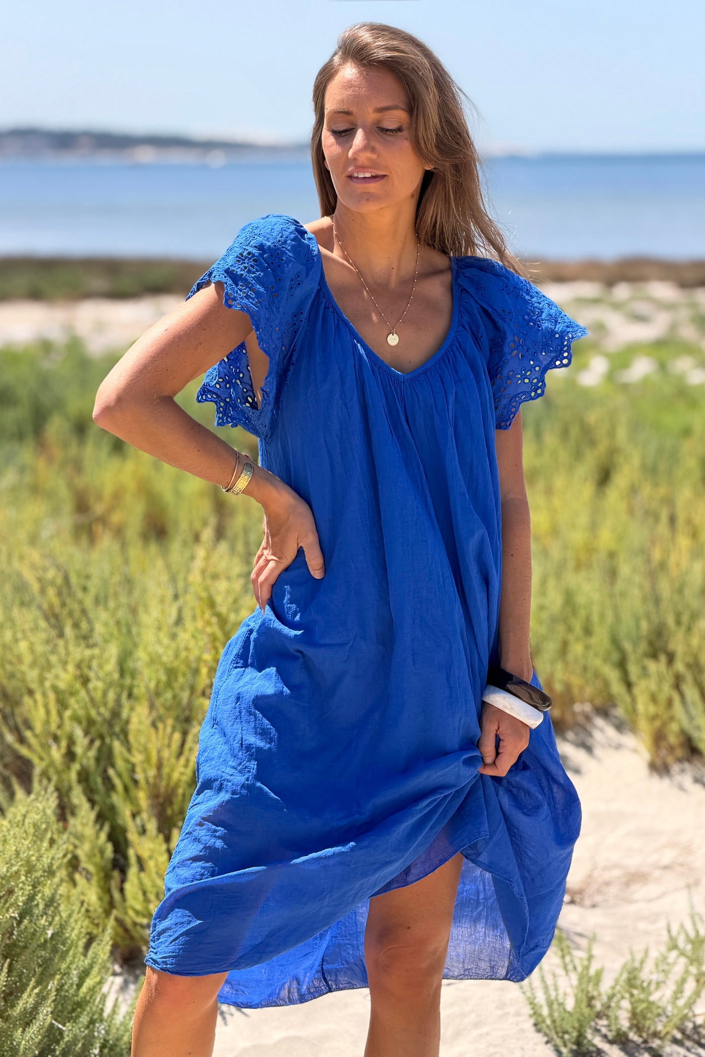 Robe en coton doublée bleu roi manches broderie anglaise col v nœud dos