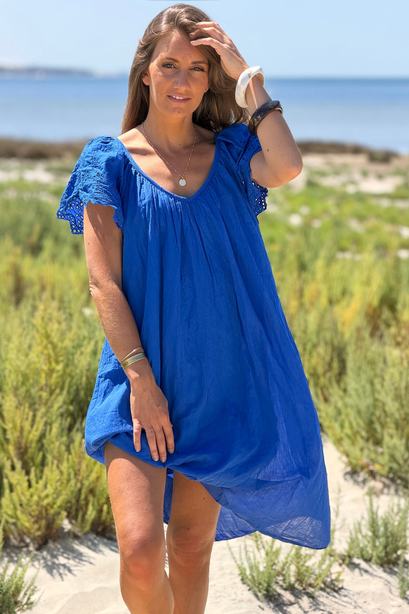 Robe en coton doublée bleu roi manches broderie anglaise col v nœud dos