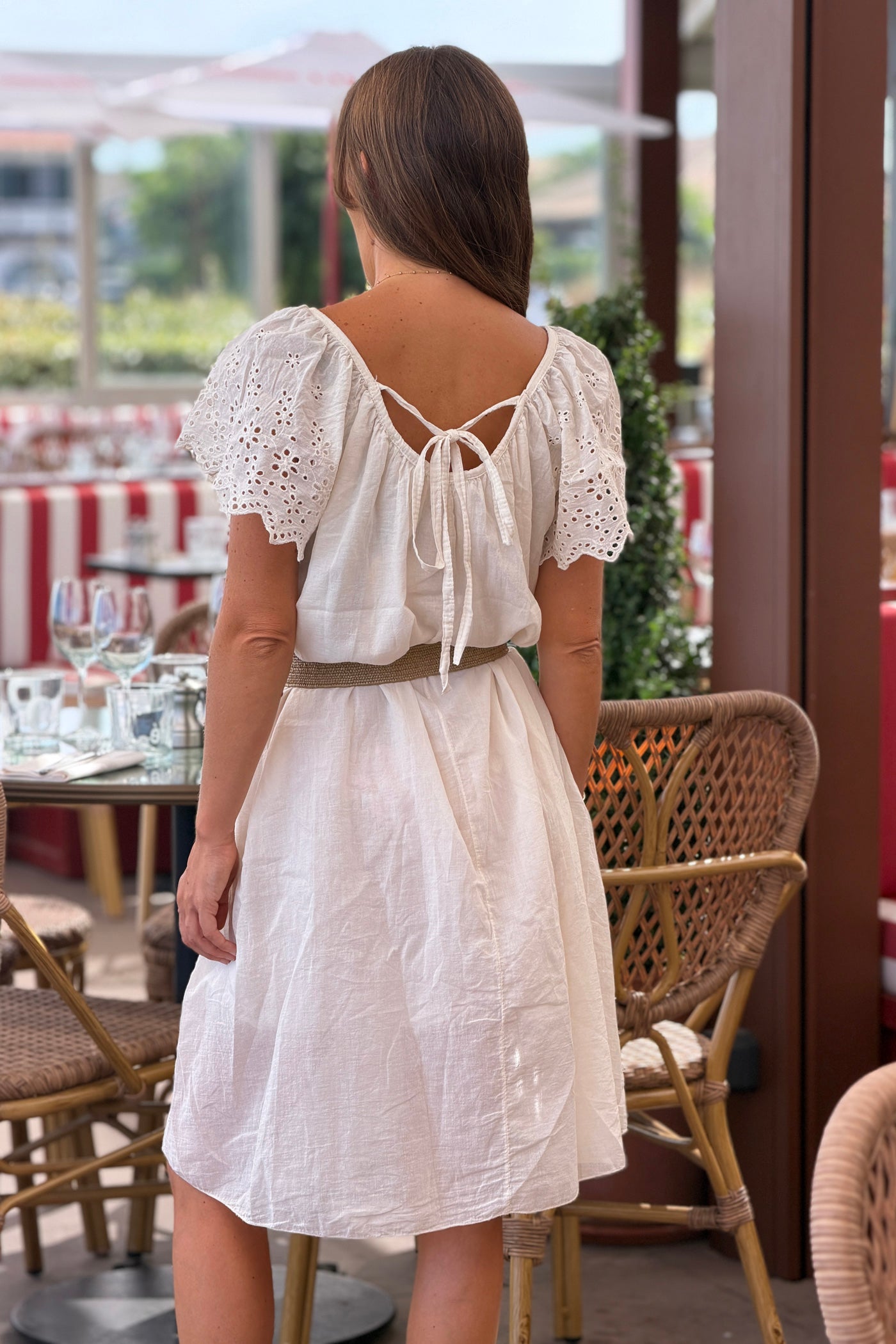 Robe en coton doublée écru manches broderie anglaise col v nœud dos