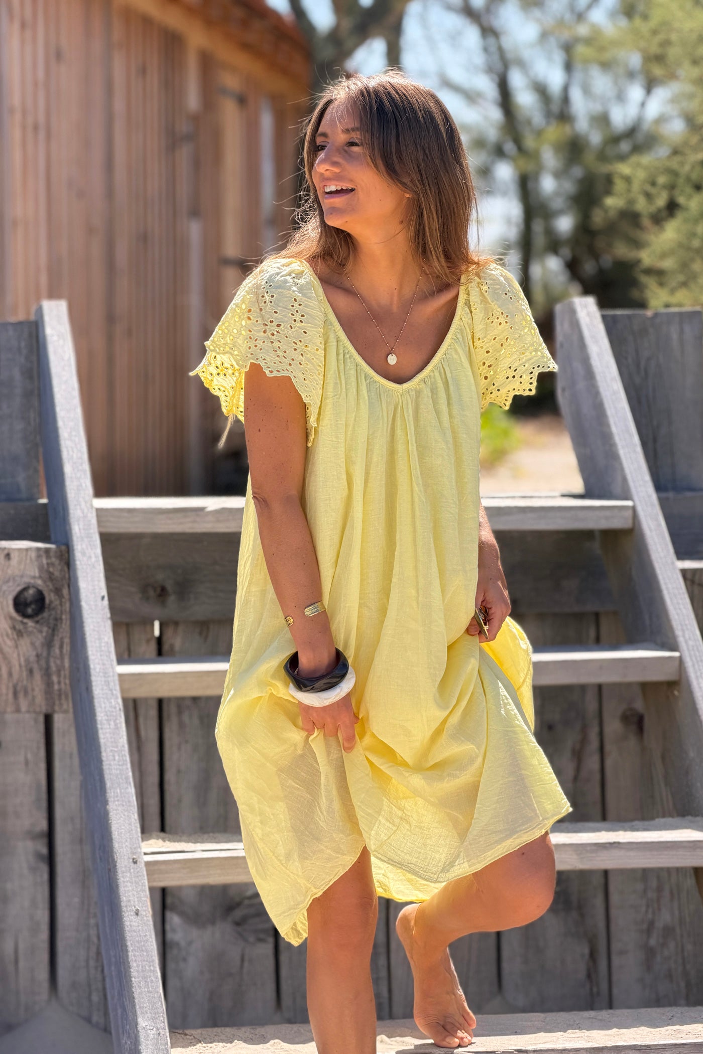 Robe en coton doublée jaune manches broderie anglaise col v nœud dos