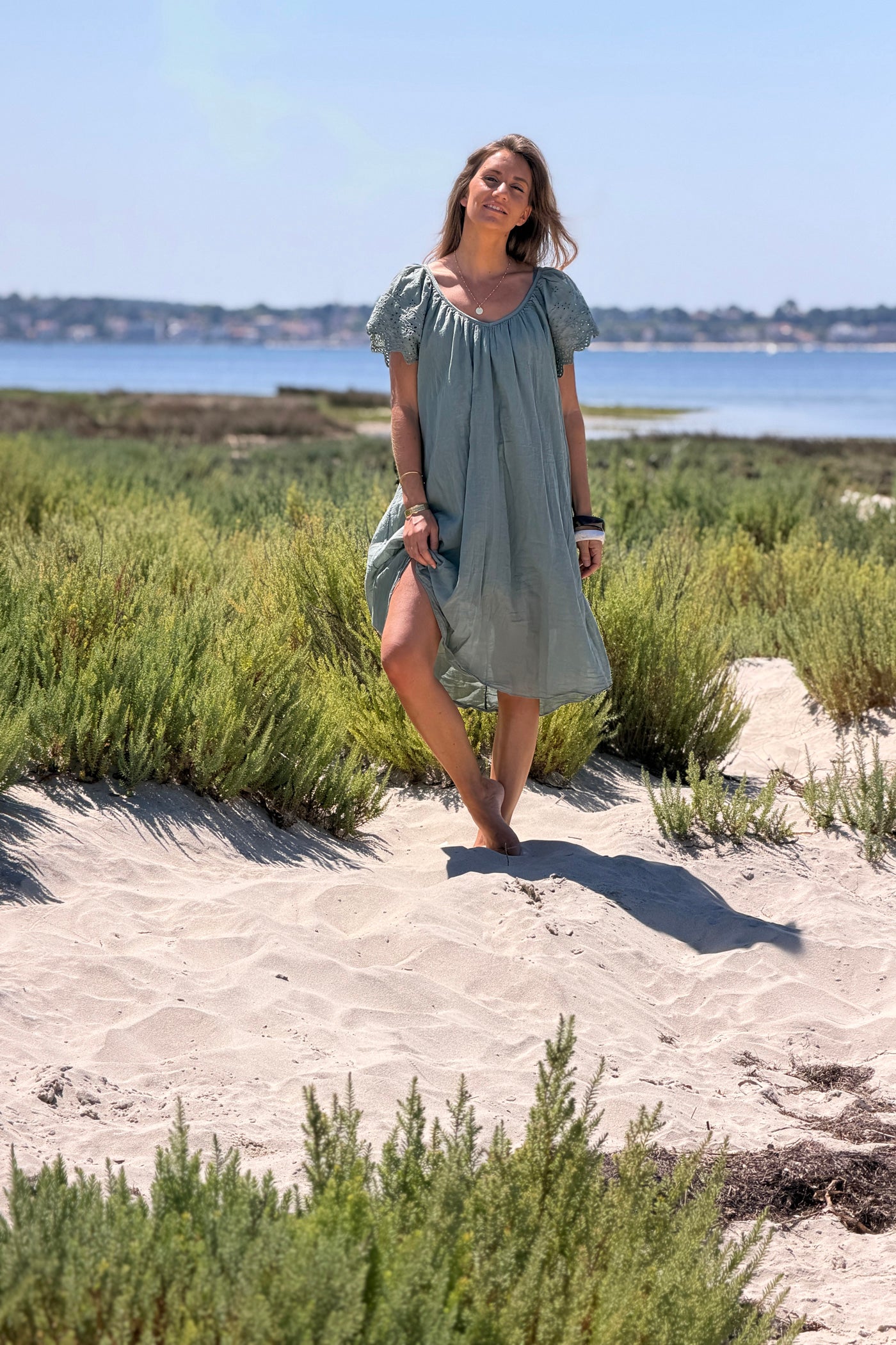 Robe en coton doublée kaki manches broderie anglaise col v nœud dos