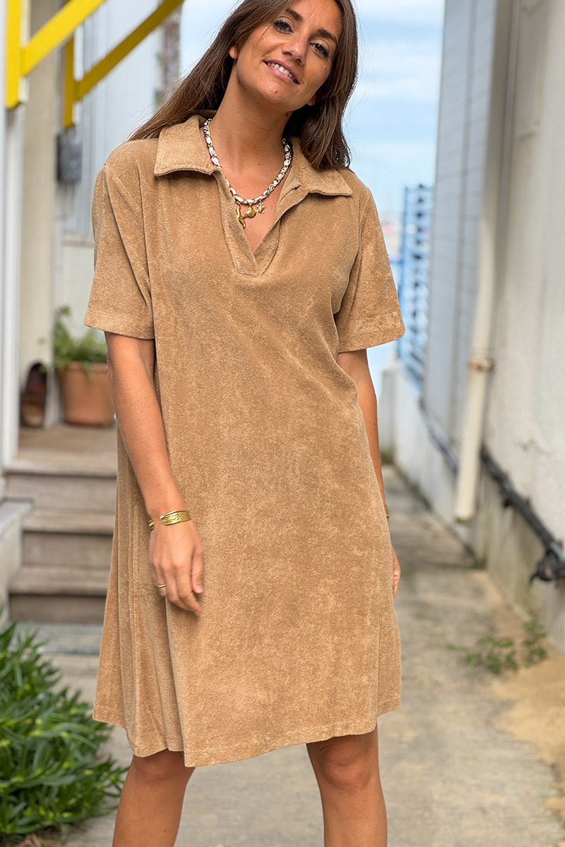 Robe en éponge souple camel col polo