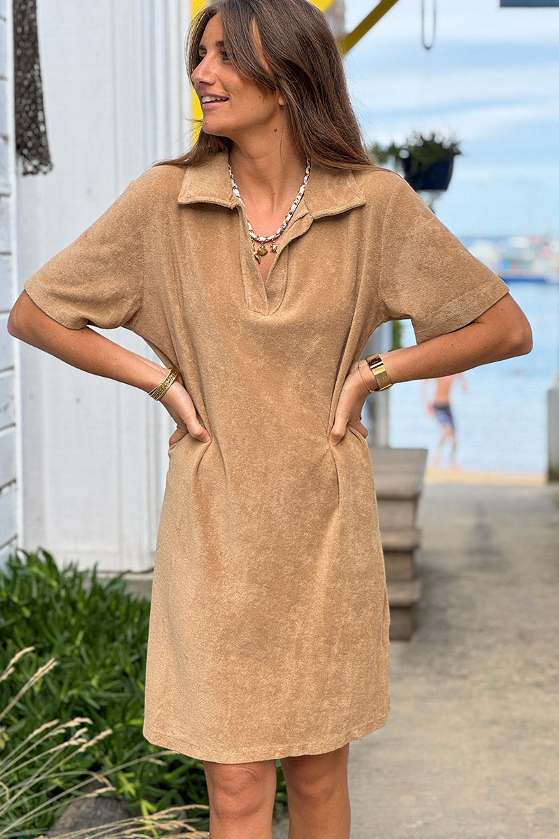 Robe en éponge souple camel col polo