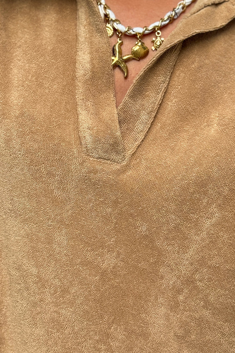 Robe en éponge souple camel col polo