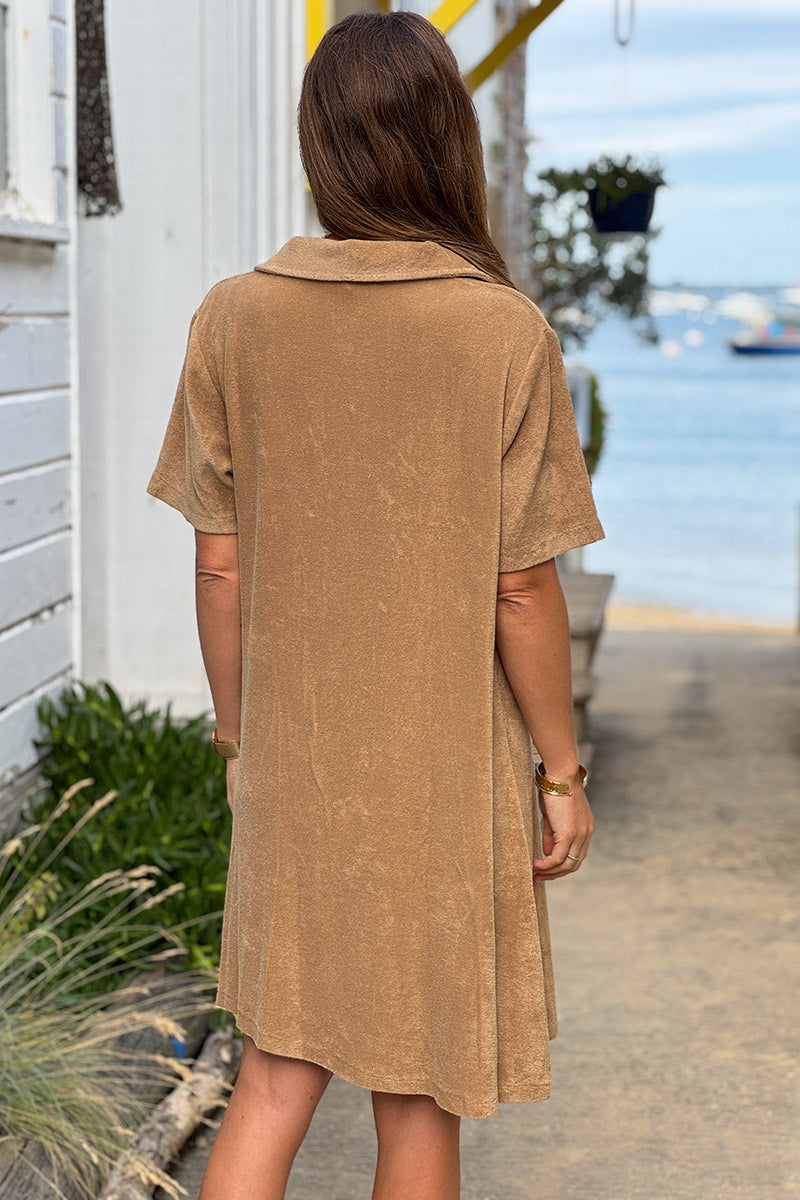 Robe en éponge souple camel col polo