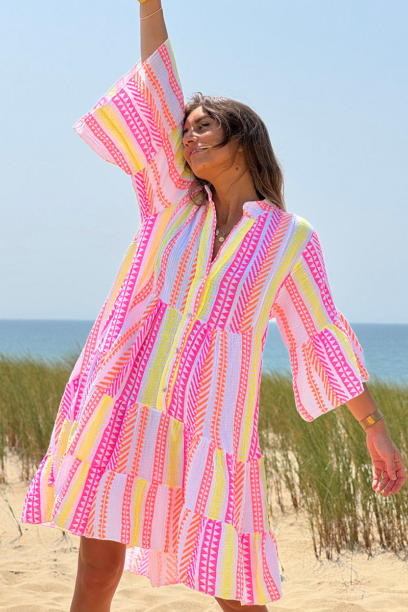 Robe en gaze de coton à volant imprimé ethnique rose orange et jaune manches évasées