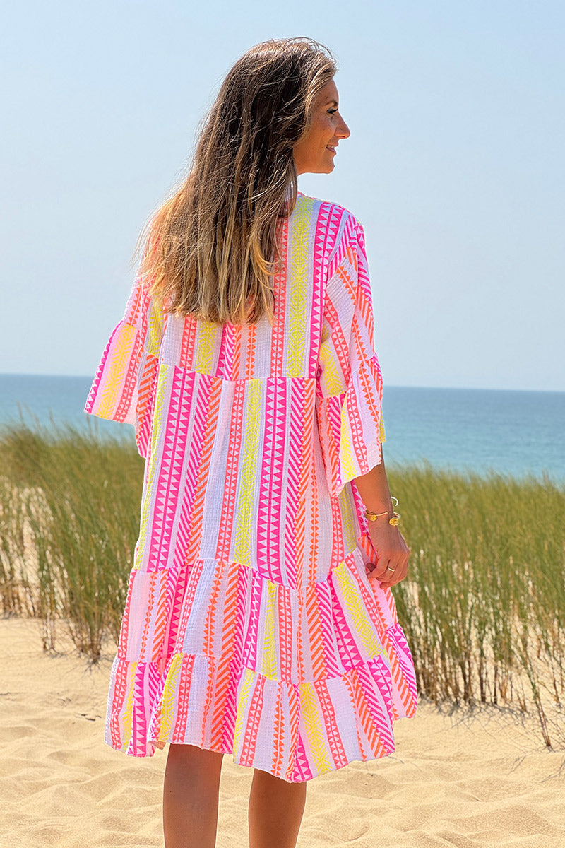 Robe en gaze de coton à volant imprimé ethnique rose orange et jaune manches évasées
